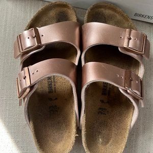 Girls Birkenstock Arizona Sandals in Rose Gold Size 2 / EU Size 33